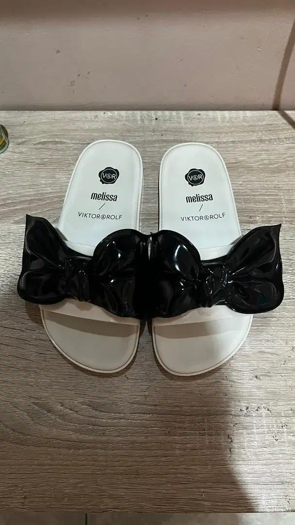 MELISSA BEACH SLIDE NEXT GEN TIE + VIKTOR AND ROLF