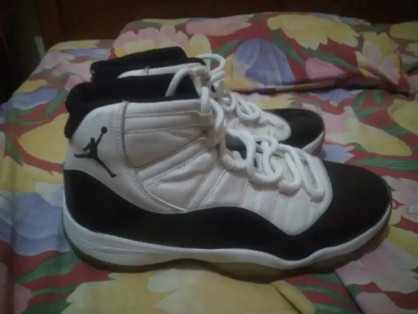 Sepatu Paket Nike Air Jordan retro Rare no 42 used good condition