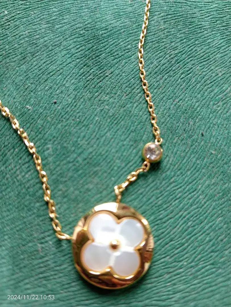 Kalung Lv bunga clover elegan