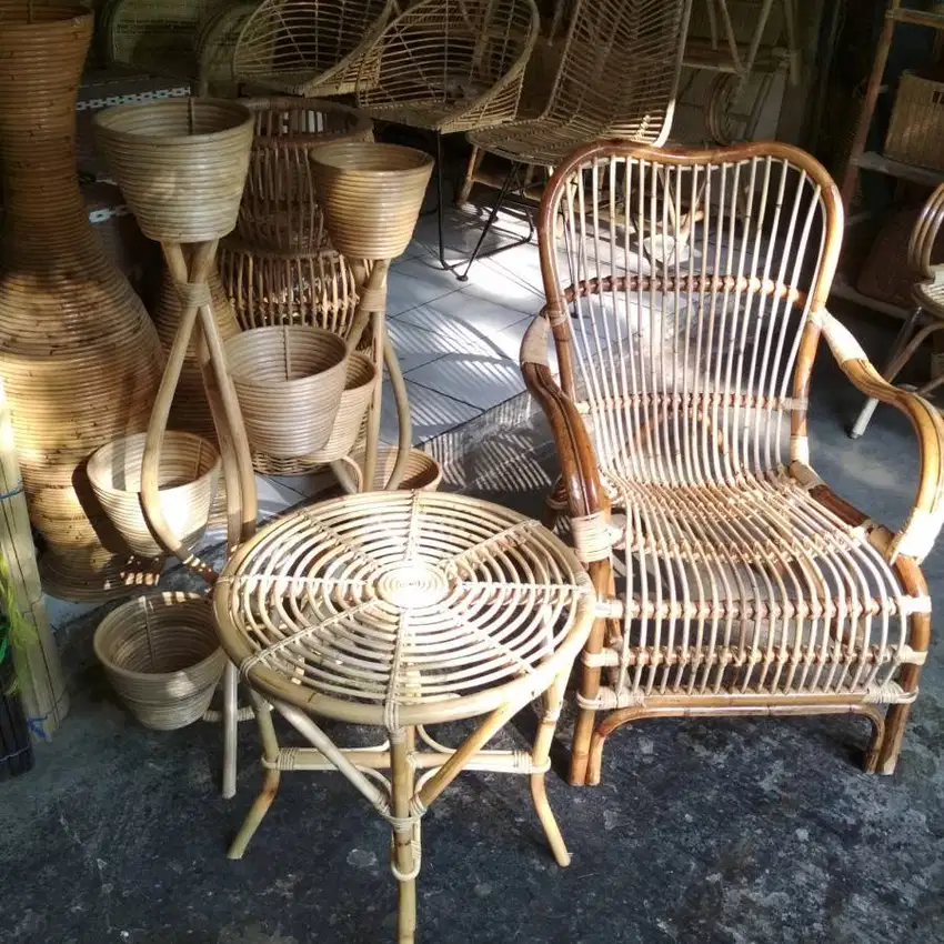 Dijual 4 Item Furniture Rotan: 2 Kursi, Meja, Pot