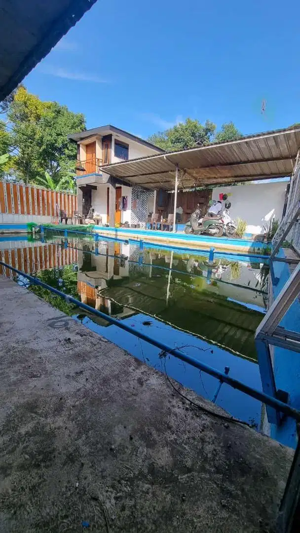 kolam dan villa kecil