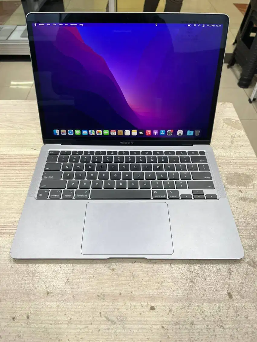 MACBOOK AIR M1 2020 13 INCHI 8/256 GB SECOND MINUS LAYAR BERGARIS GARI