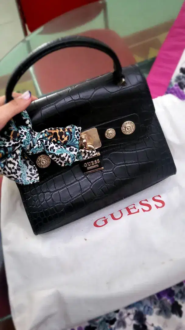 Tas Guess Hitam