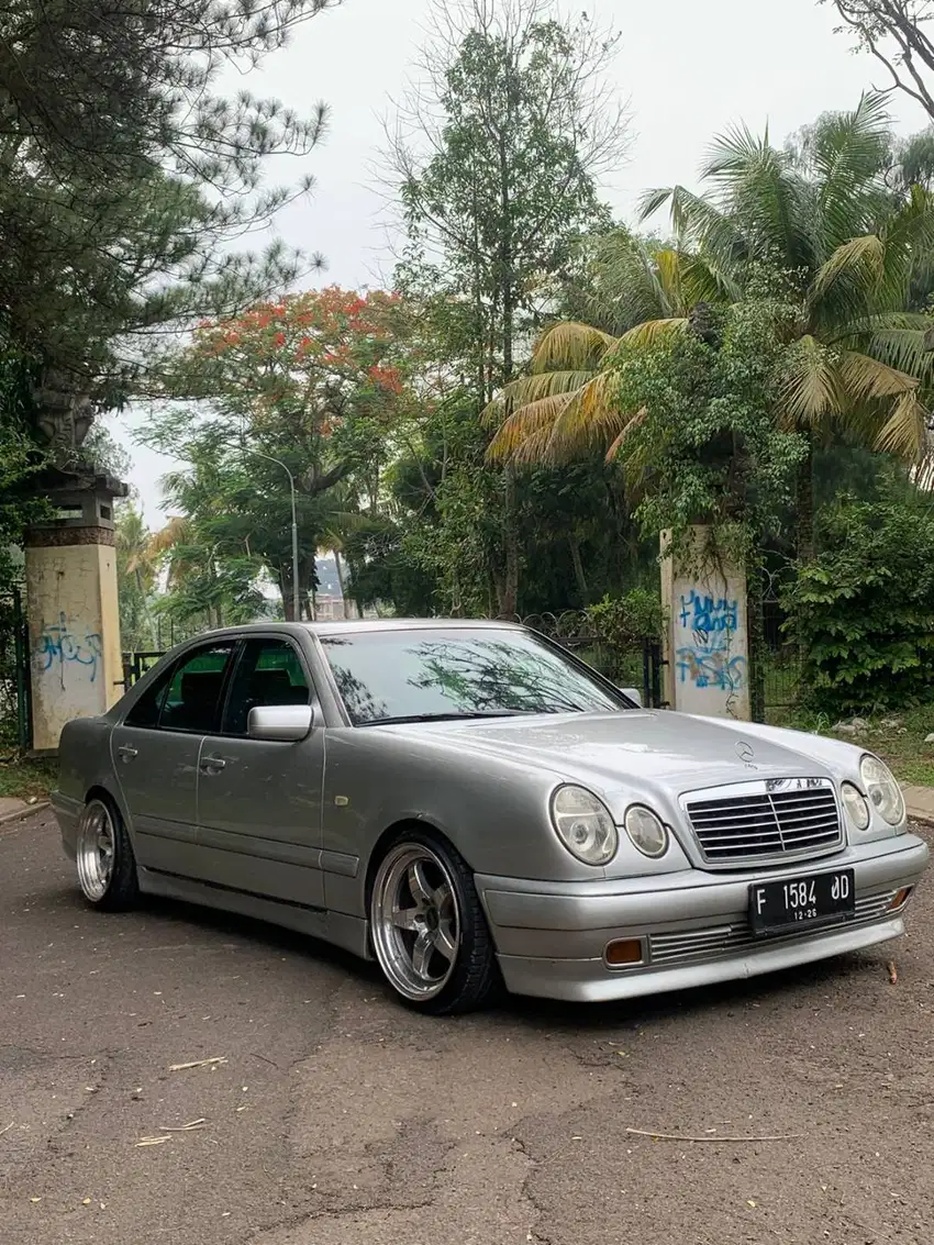 Mercedes benz W210 new eyes e230 1997 mercy E230 silver CBU 1998 w 210