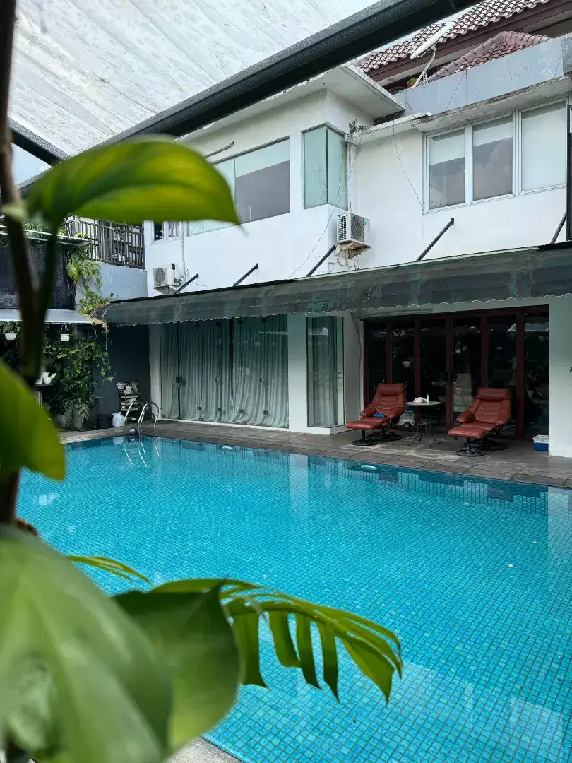 Dijual rumah luas 570mtr ada kolam renang diCirendeu Tangerang Selatan