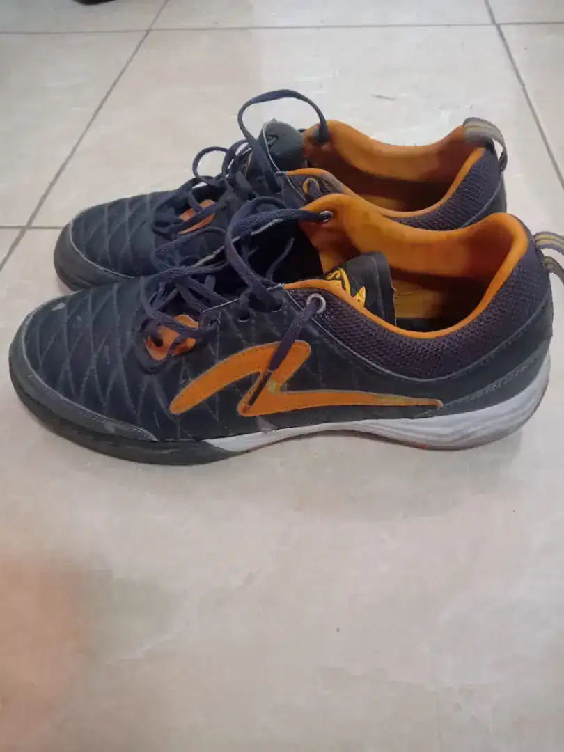 Dijual sepatu futsal specs metasala nativ black-gold, Uk41