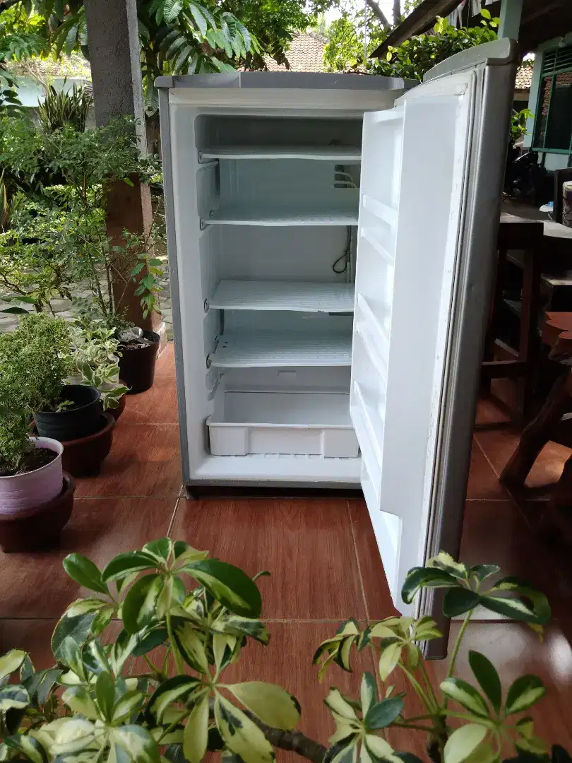 Freezer Berdiri Kecil Dijual Cepat