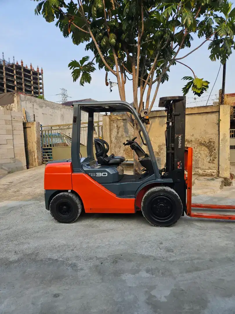 Forklift Toyota 3 Ton,Matic,Threelift 4,5 Meter,1DZ,8FD30,Tahun 2021