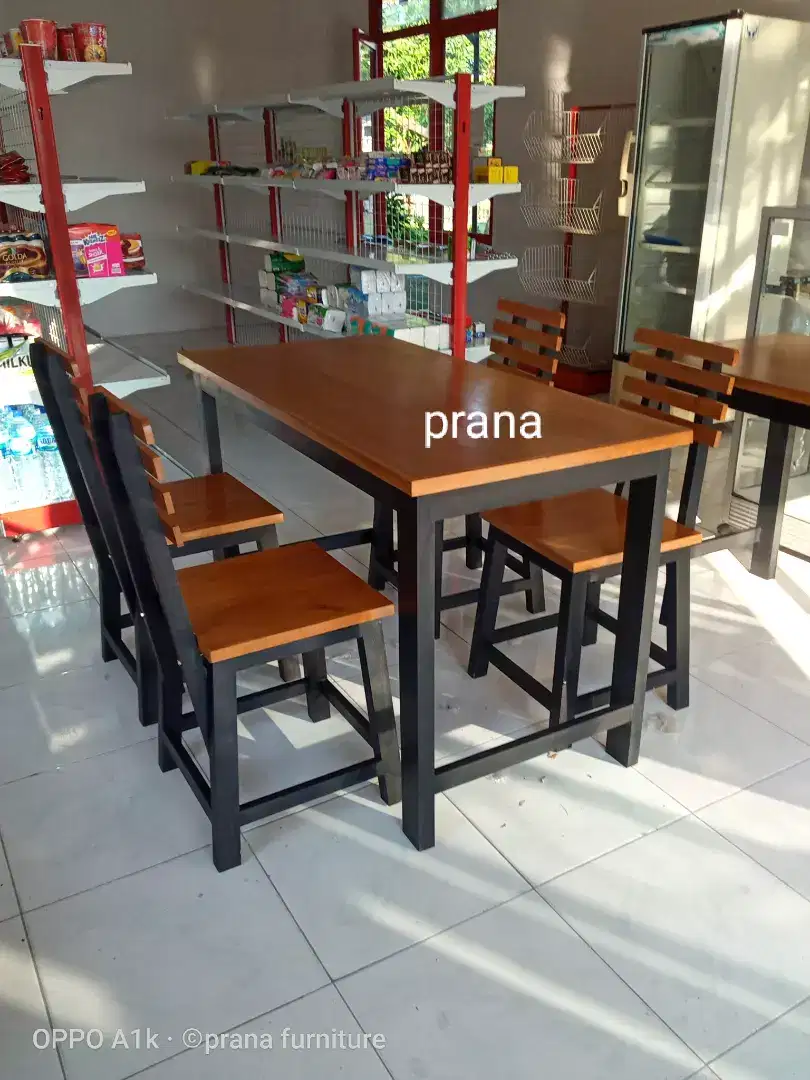 Meja kursi cafe dan makan biasa