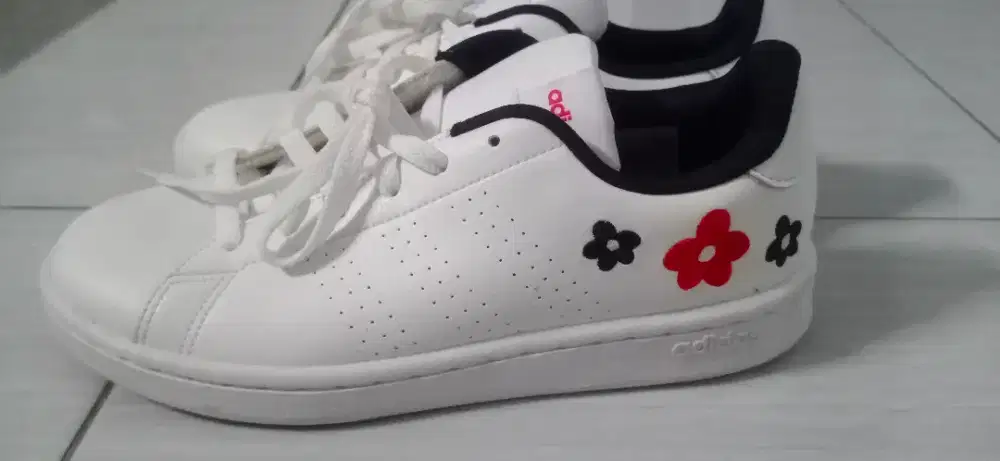 Sepatu Adidas Wanita ukuran 39 white navy