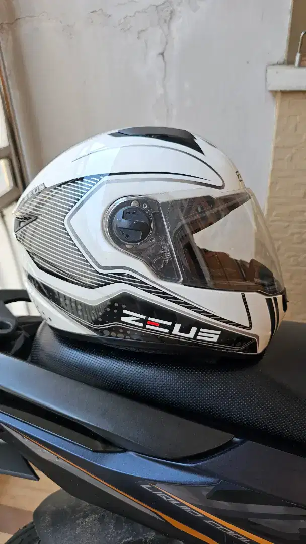 HELM ZEUS ZS811