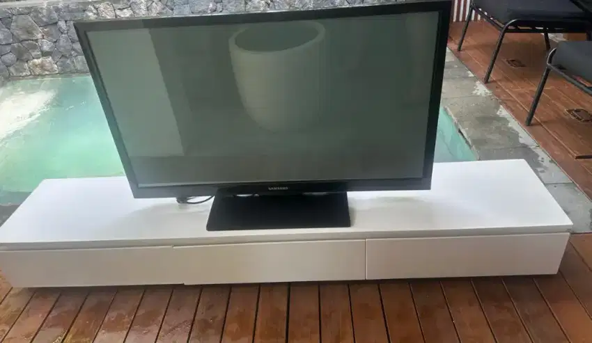 Meja tv dengan 3 laci minimalist putih pendek