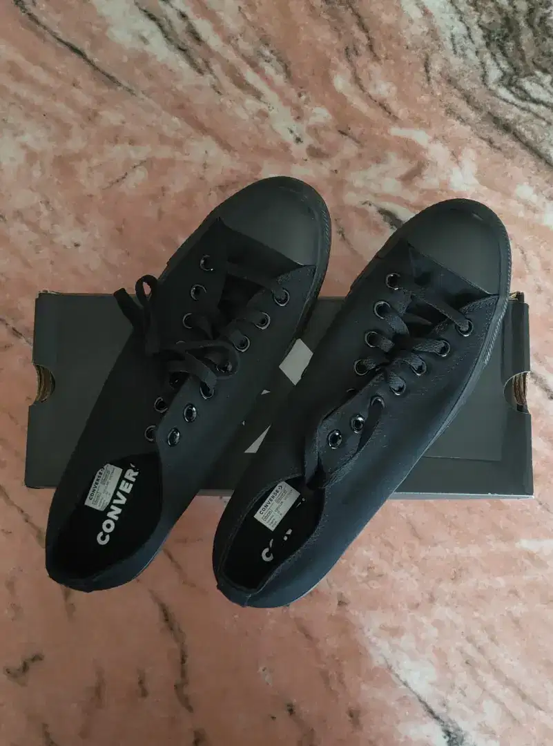 Sepatu Converse Hitam