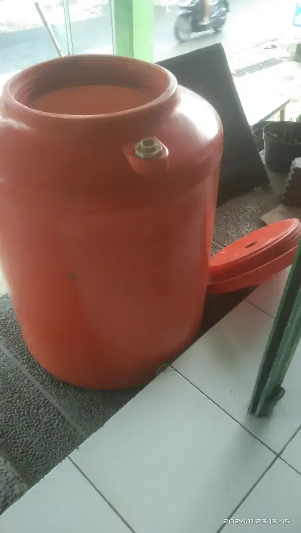 Dijual toren air merk pinguin kapasitas 300liter