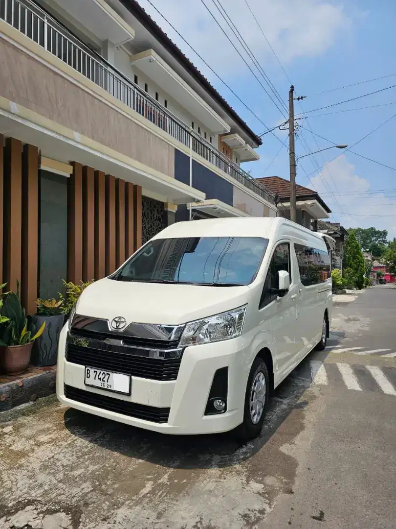 Toyota Hi ace Premio putih