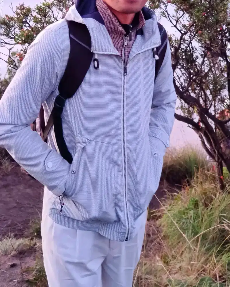 Jaket parasut UNIQLO G.U