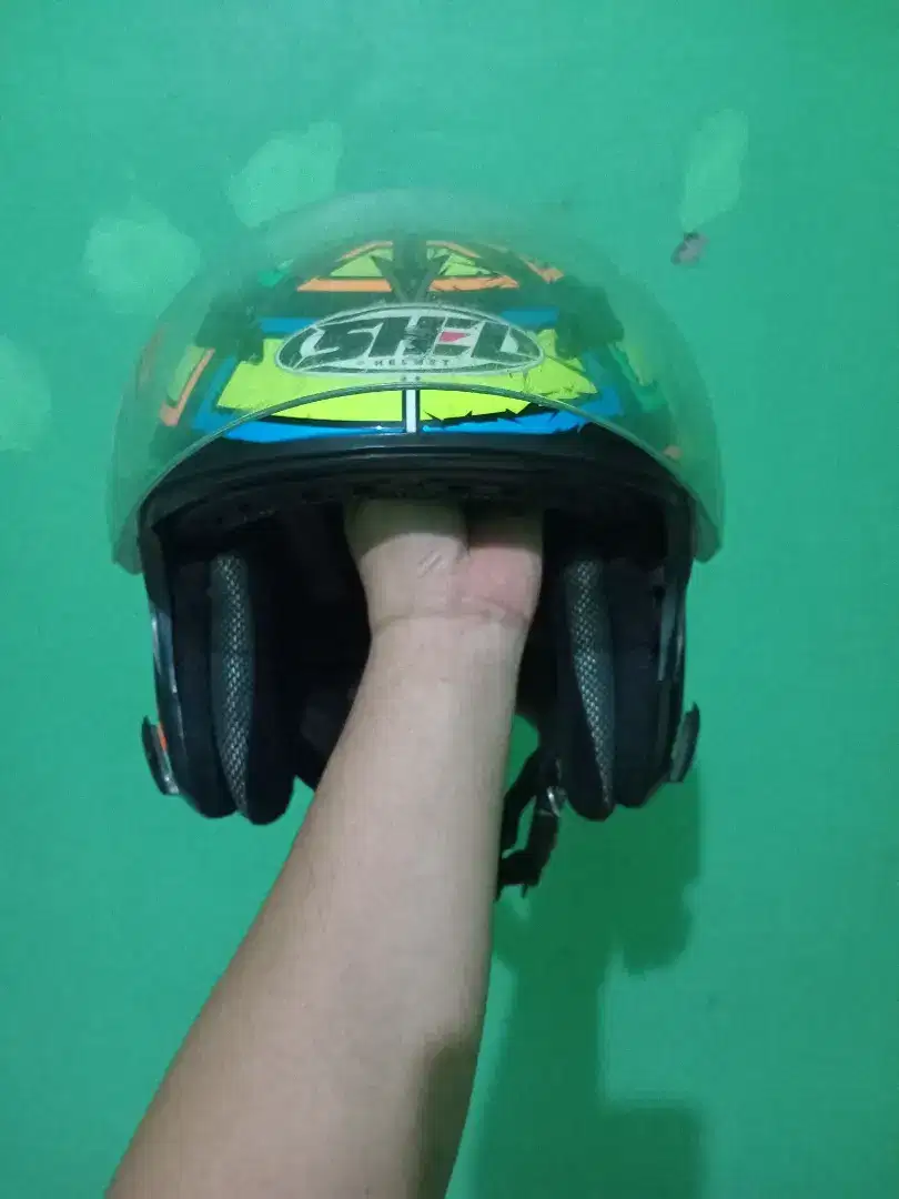 Helm Merk SHEL VISOR 
Size L masih Bagus
Lok Cileungsi
Rp 150 K