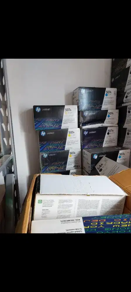 Penampungan tinta cartridge printer baru dan bekas