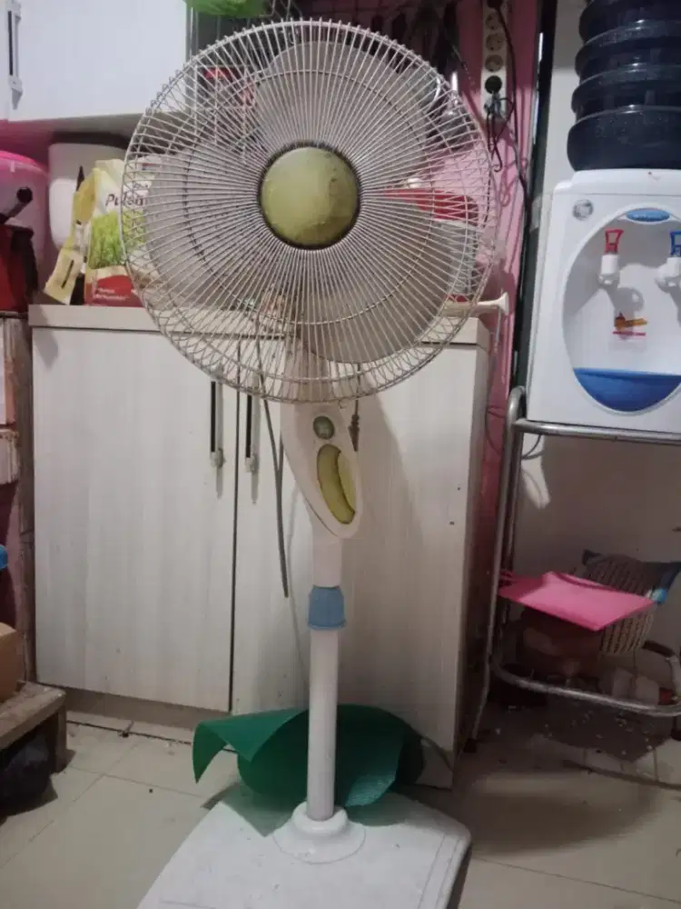 Kipas angin berdiri tinggi merek MIYAKO