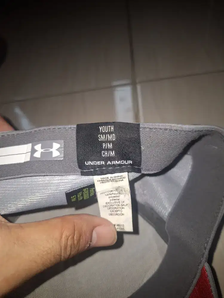 Topi Under armor warna grey