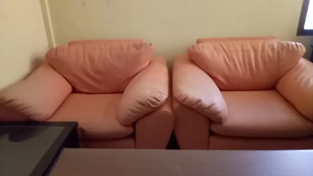 Sofa warna Orange dilengkapi meja