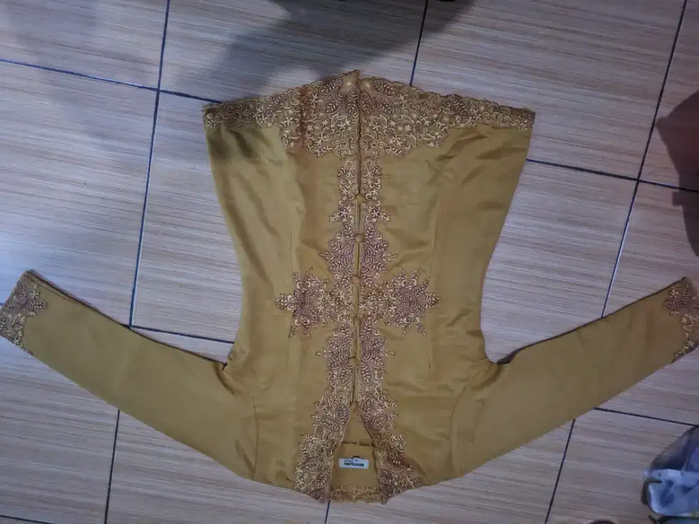 Kebaya encim warna gold