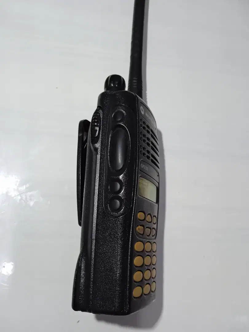 HANDYTALKI MOTOROLA GP338 VHF lengkap dengan charger dan batrei