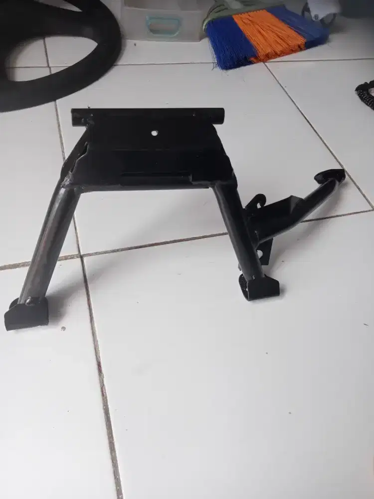 Standard tengah motor Honda Vario 125 cc