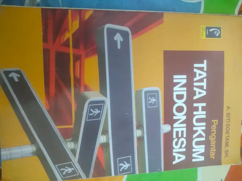 Buku Tata Hukum Indonesia Siti Soetami