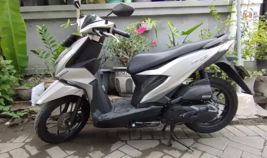 Honda Beat Deluxe CBS ISS silver