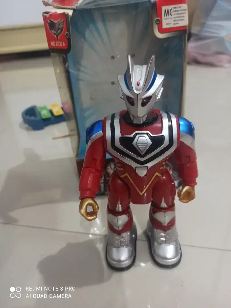 Preloved mainan robot ultraman dengan kotaknya