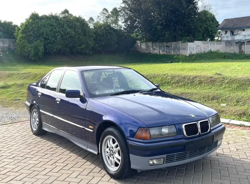 BMW E36 318i mauritius blue