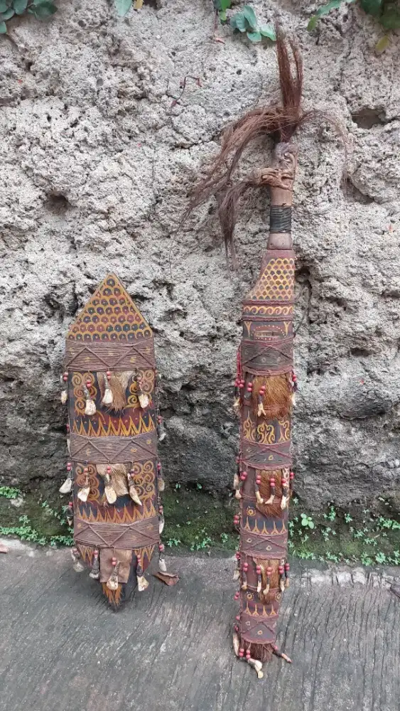 Pedang mandow dan tameng duku dayak kslimantan