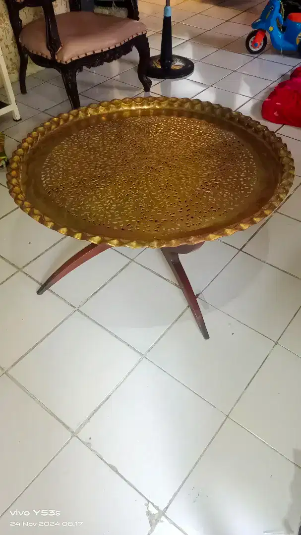 Meja bundar dari kuningan