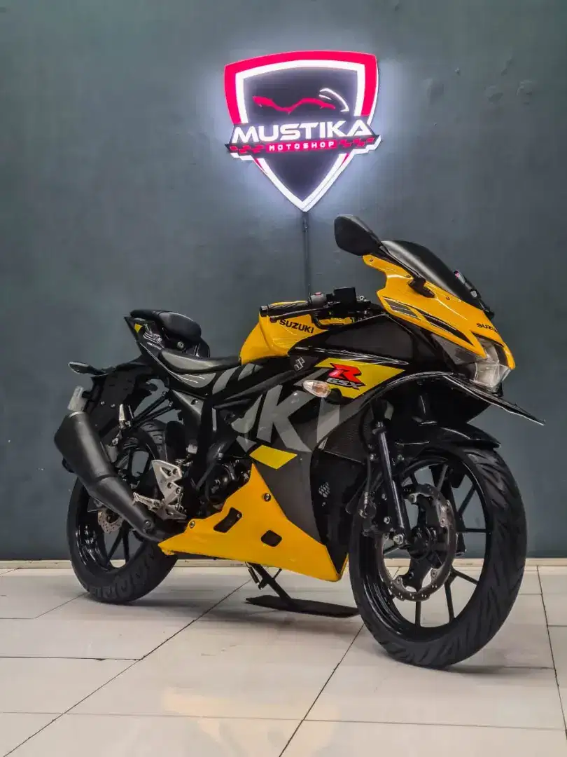 Rare color!! Suzuki GSX150R th 2022 mulus. Nopol N kab odo 28rb an