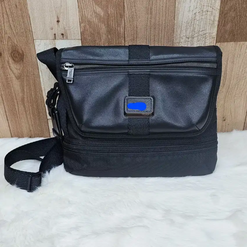 Tumi travis crossbody black original