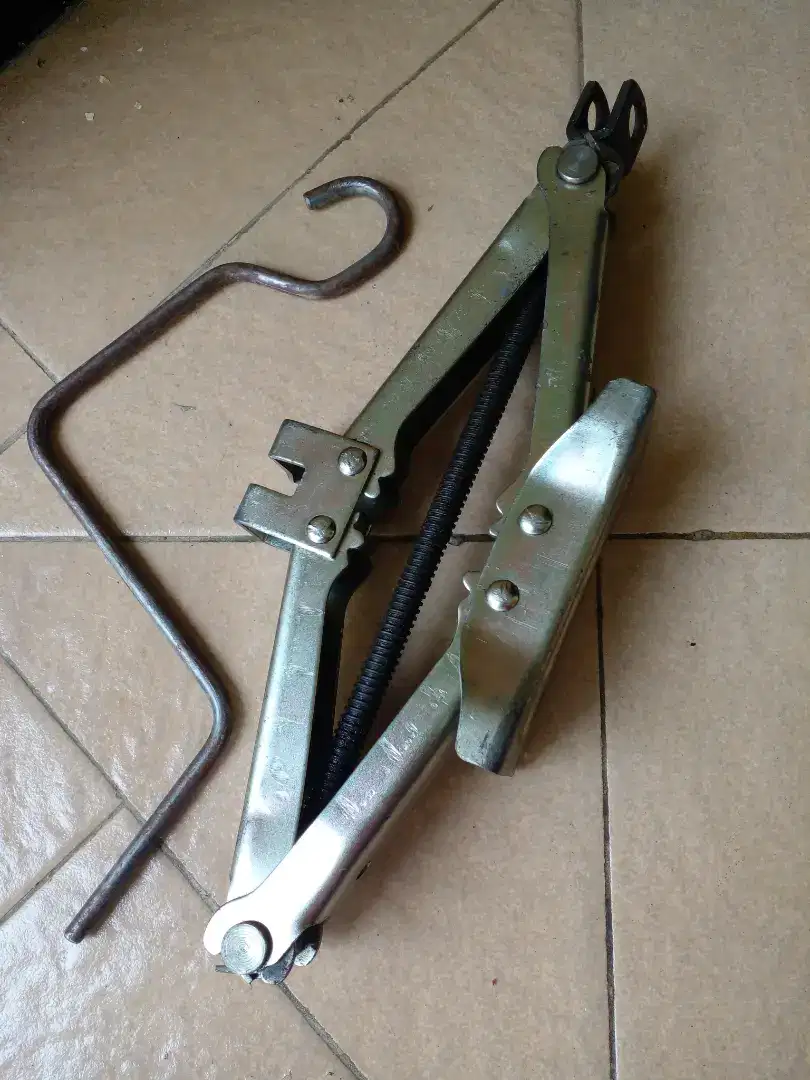 Dongkrak mobil  jembatan