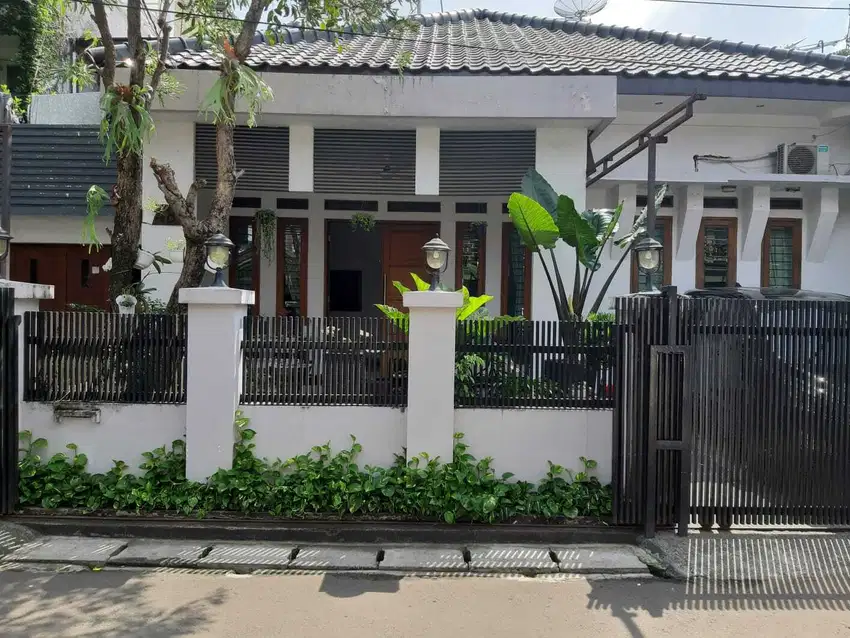 Rumah Cantik Rapih Asri 2 Lantai Furnished di Area Radio Dalam JakSel