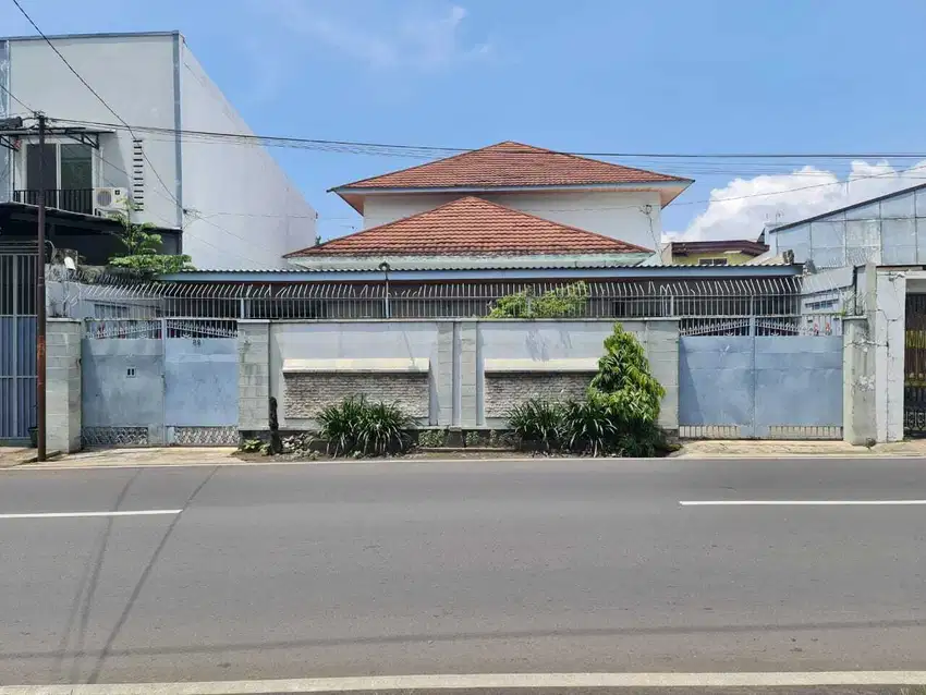 Rumah bagus siap pakai di pinggir jalan surya jagalan jebres solo