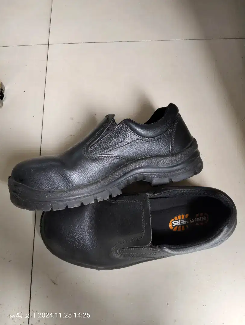 Sepatu safety krusher