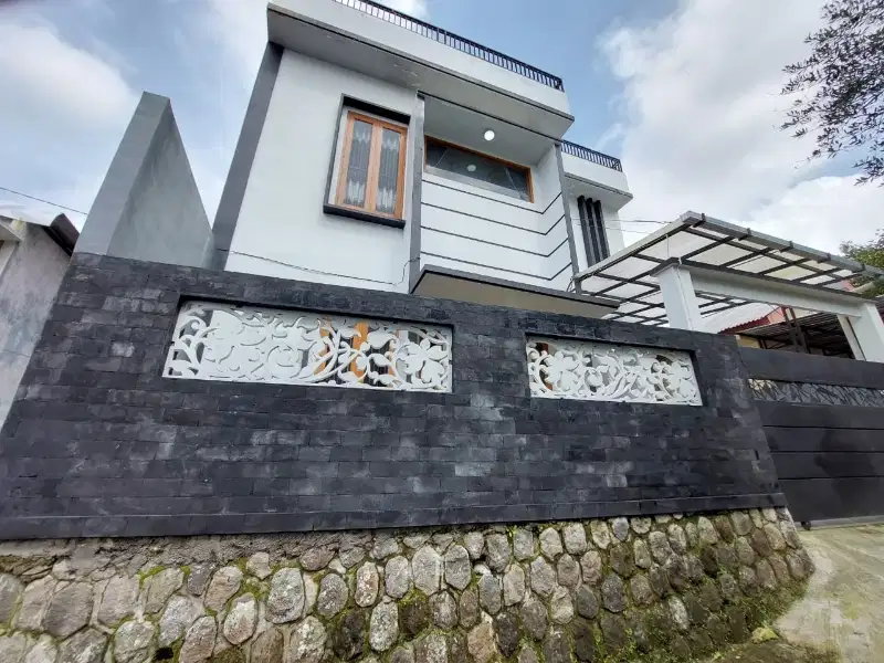 Dijual Villa Mewah 3 Lantai Tawangmangu | Villa Kawasan Wisata