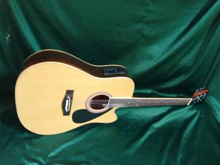 Gitar akustik elektrik Yamaha f310