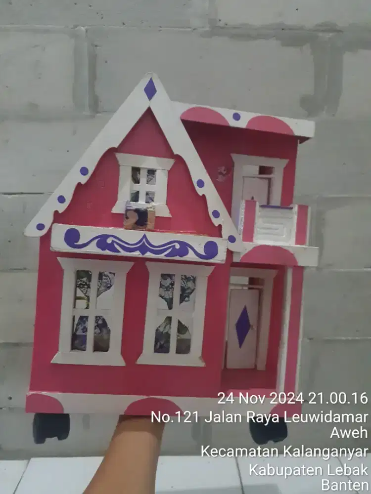 Rumah Boneka dan Barbie Ukuran Besar