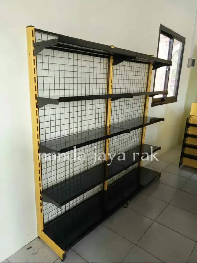 Rak display dan meja kasir toko