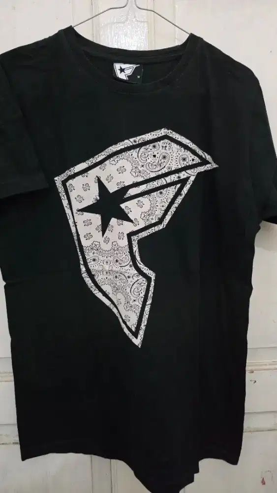 Famous Stars and Straps Hitam BOH size M