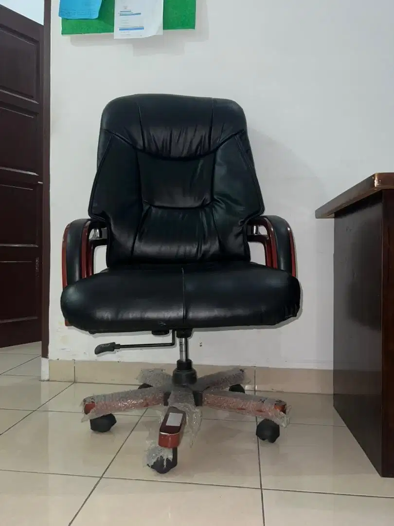 Kursi kantor hitam besar