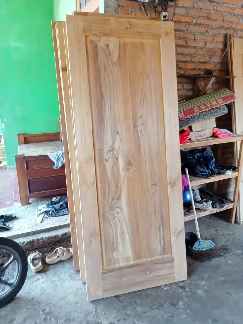 Pintu garasi jati kering