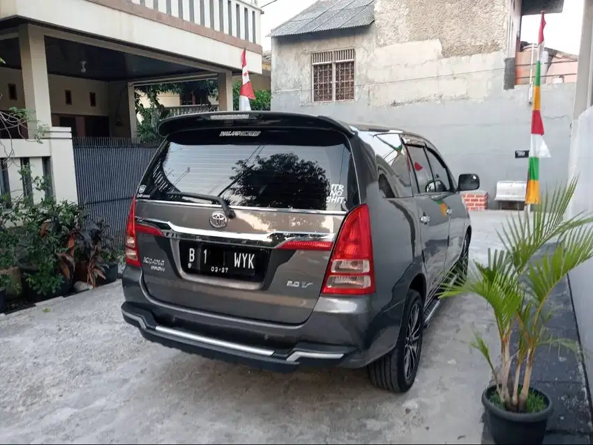 TOYOTA INNOVA 2.0 V AT LUXURY 2012