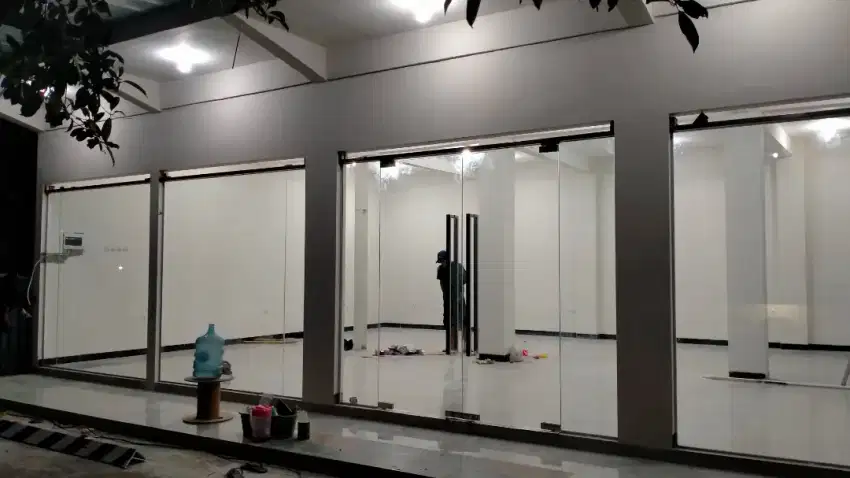 Kaca tempered bekas partisi kantor masih 90% kaya baru