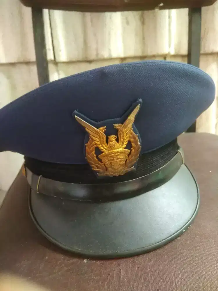 2 topi militer antik